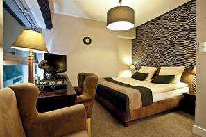 Deluxe driepersoonskamer | Individueel gedecoreerd, een bureau, verduisterende gordijnen