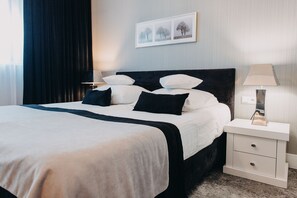 Deluxe Double Room | Individually decorated, desk, blackout drapes, iron/ironing board