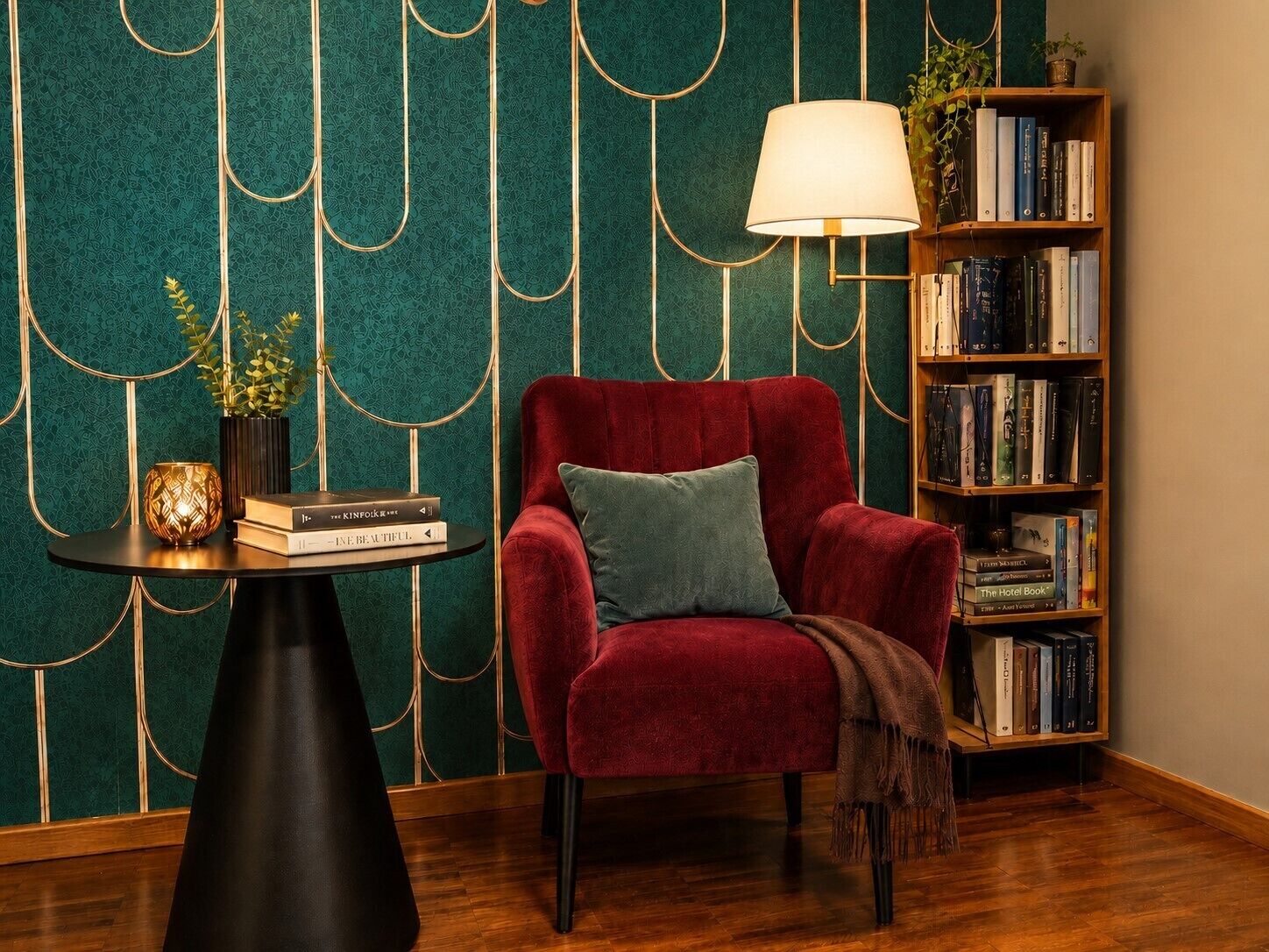 Een kamer met een rode fluwelen fauteuil, een klein rond tafeltje met boeken, een lamp en een boekenkast tegen een groen behang.
