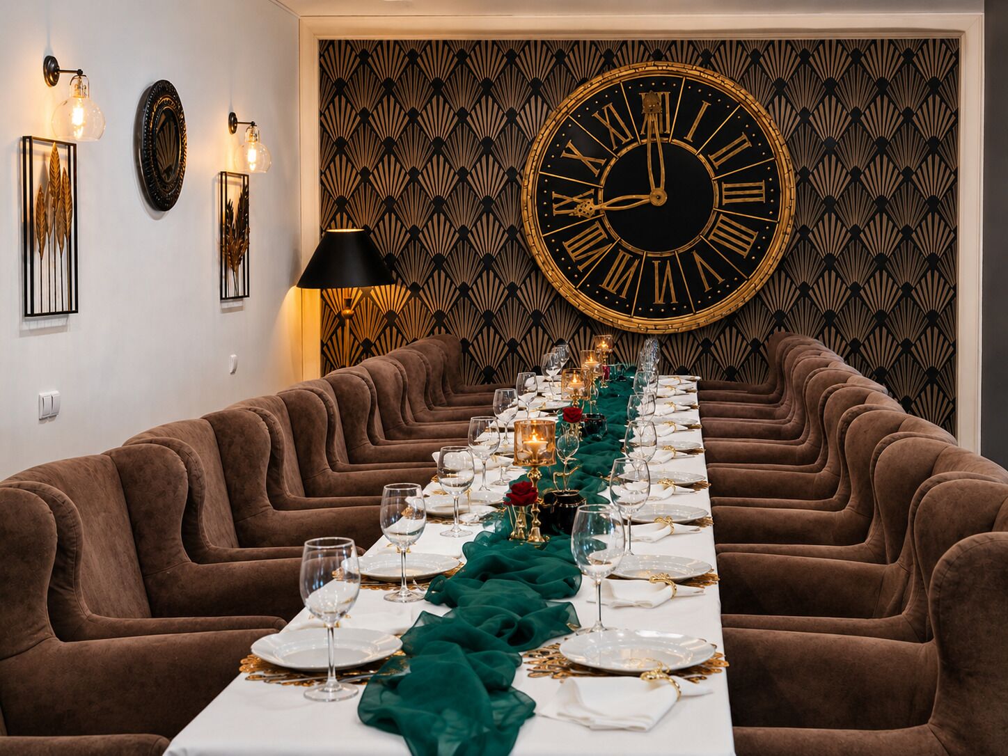 Een lange eettafel gedekt met witte borden, gouden accenten en een groene loper.