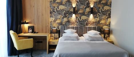 Chambre Familiale (Delux) | Décoration personnalisée, bureau, rideaux occultants