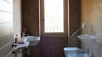 Superior-Doppelzimmer, mit Bad | Badezimmer | Kostenlose Toilettenartikel, Haartrockner, Bidet, Handtücher