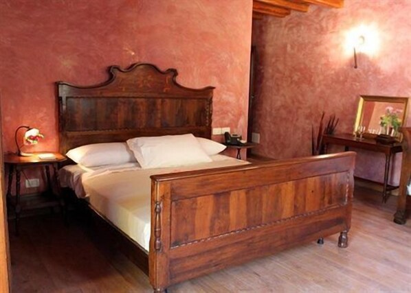 Superior Double Room, Ensuite | Down duvets, individually decorated, desk, blackout curtains