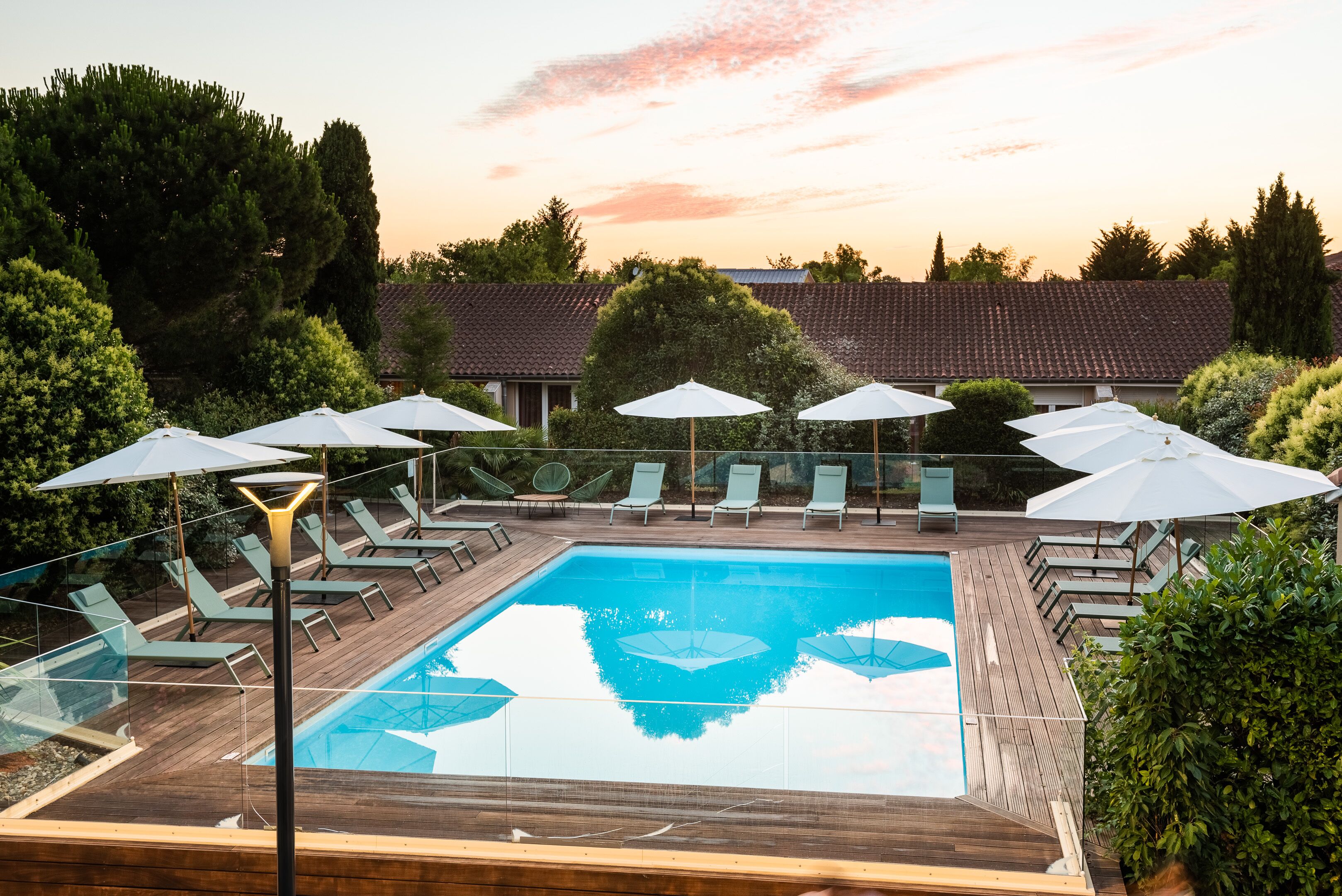 Hồ bơi ngoài trời, ghế dài tắm nắng 