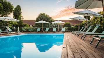 Kolam renang terbuka, kerusi lepak pantai