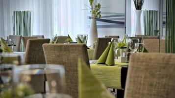 Phục vụ bữa trưa và bữa tối