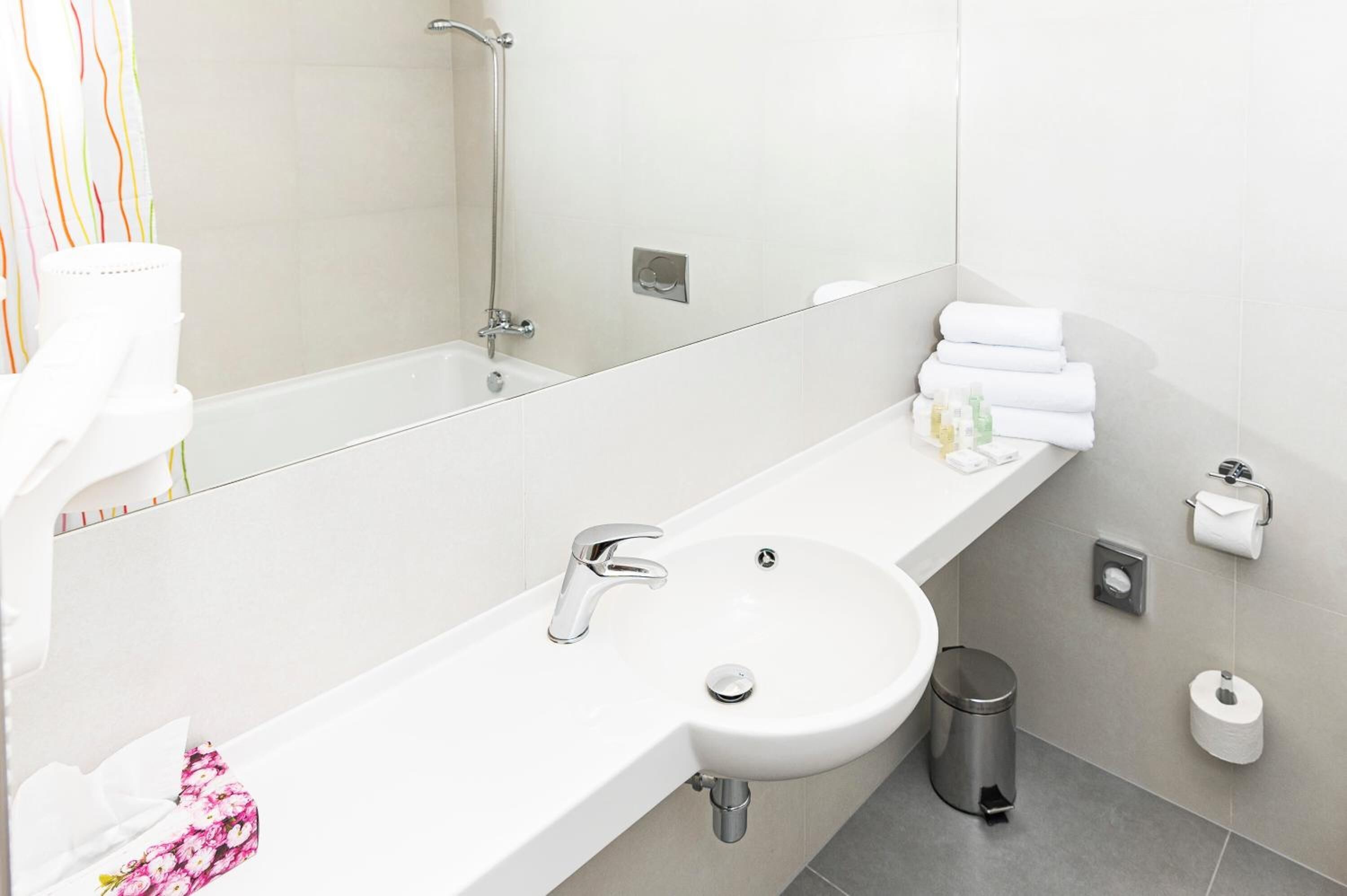 combined shower/bathtub, deep-soaking bathtub, free toiletries