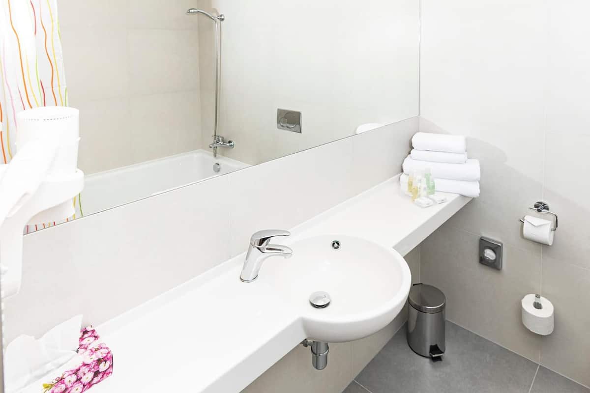 combined shower/bathtub, deep-soaking bathtub, free toiletries