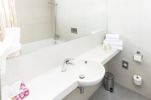Bañera con ducha, bañera profunda, artículos de tocador gratuitos