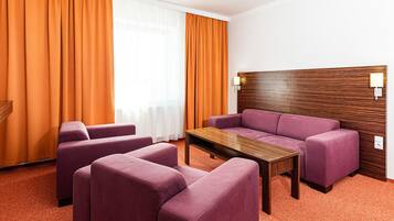 Phòng Suite | Bộ đồ giường cao cấp, minibar, két bảo mật tại phòng, bàn