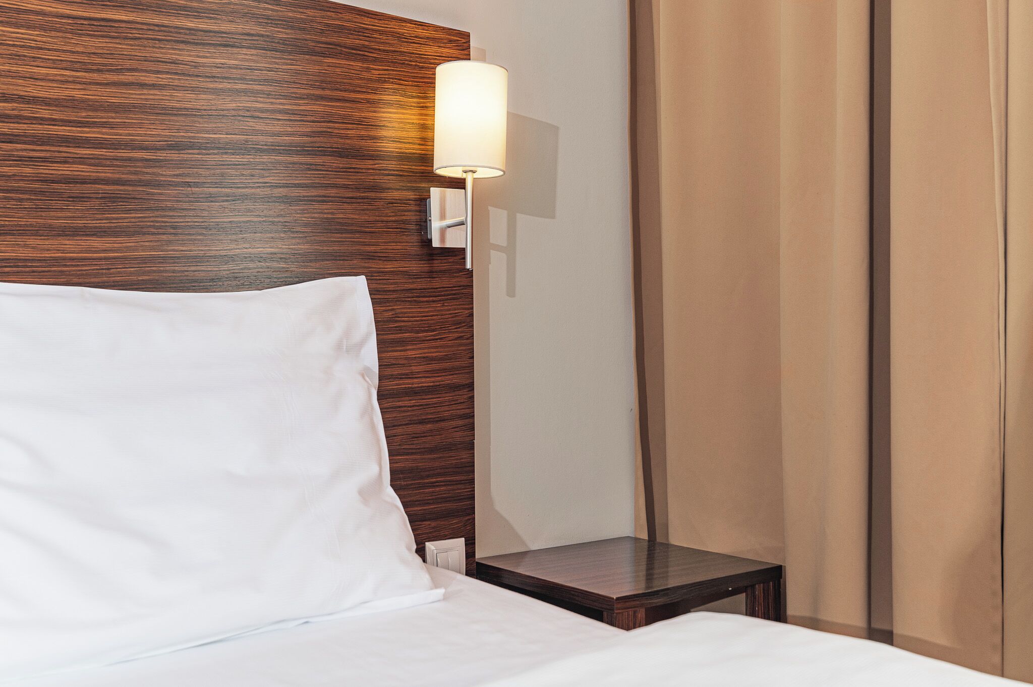 Seprai premium, minibar, brankas, dan meja kerja