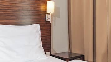 Seprai premium, minibar, brankas, dan meja kerja