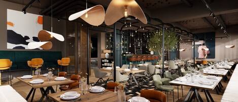 Un restaurante moderno con mesas de madera, sillas anaranjadas e iluminación colgante.