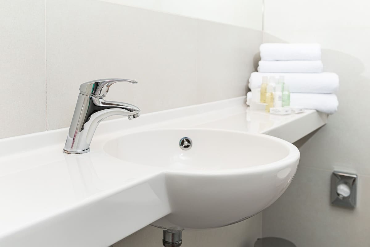 combined shower/bathtub, deep-soaking bathtub, free toiletries