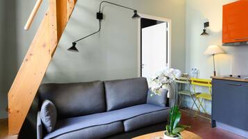 Frigobar, microondas, cafetera de espresso y cafetera y tetera