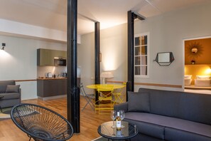 Suite – deluxe | Minibar, safe på rommet, skrivebord og blendingsgardiner