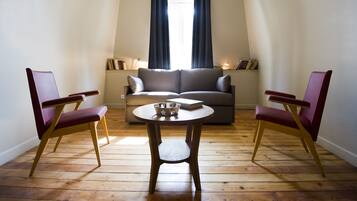 Suite 1 chambre | Coin séjour | Télévision à écran plasma de 101 cm avec chaßnes par satellite