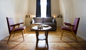 Suite, 1 slaapkamer | Woonruimte | Een 101-cm plasmatelevisie met satellietzenders en televisie