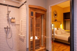 Deluxe-Suite | Badezimmer | Kostenlose Toilettenartikel, Haartrockner, Hausschuhe, Handtücher