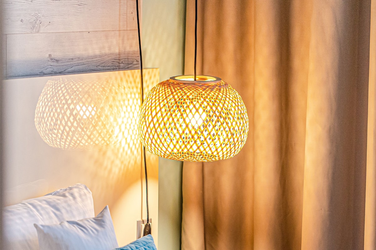 deluxe single room | 1 bedroom, in-room safe, desk, iron/ironing board