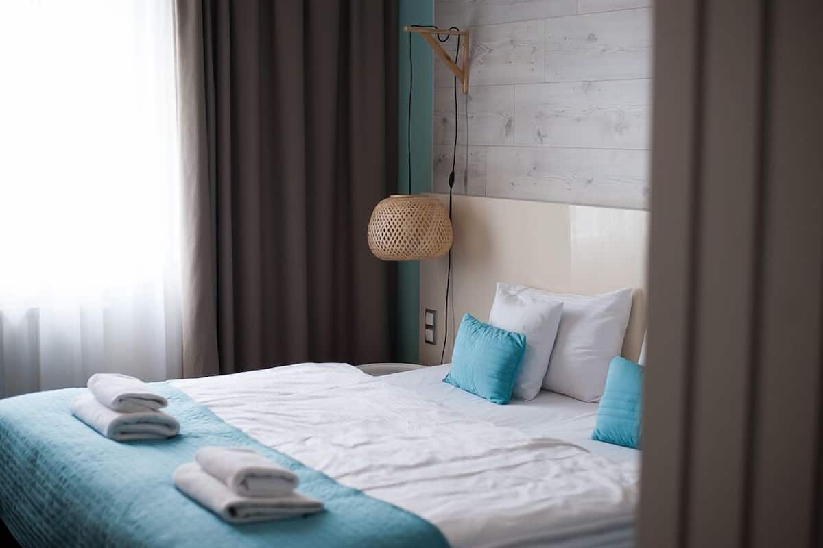 Habitación Deluxe con 1 cama matrimonial o 2 individuales | 1 habitación, caja de seguridad en la habitación y escritorio