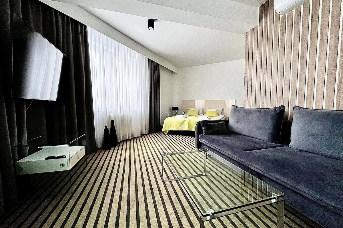 deluxe suite | 1 bedroom, in-room safe, desk, iron/ironing board