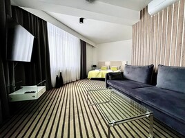 Deluxe Suite | In-room safe, desk, iron/ironing board, free WiFi