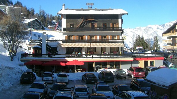 Free self-parking - Hotel de la Poste, Restaurant et Bar (Riddes)
