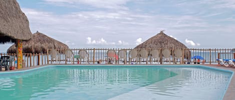 2 piscinas al aire libre, sombrillas, sillones reclinables de piscina