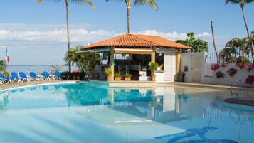 2 albercas al aire libre, sombrillas en la alberca y camastros