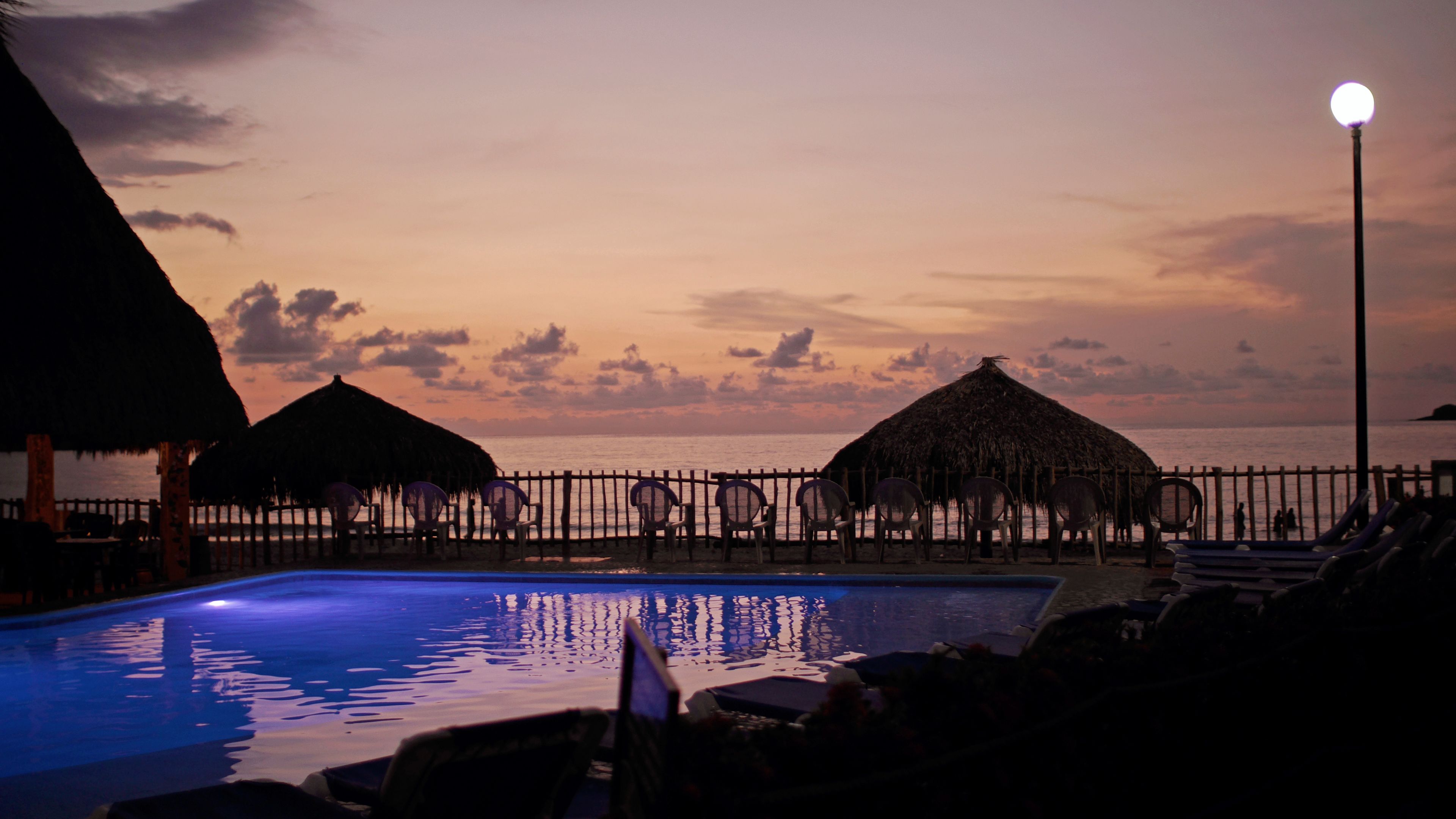 2 つの屋外プール、営業時間 9:00 ～ 20:00、プール パラソル、サンラウンジャー