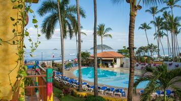 2 albercas al aire libre, sombrillas en la alberca y camastros