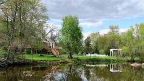 A house with a wooden deck and a pond reflecting the surroundings. - Battlefield Bed & Breakfast Inn (Gettysburg)