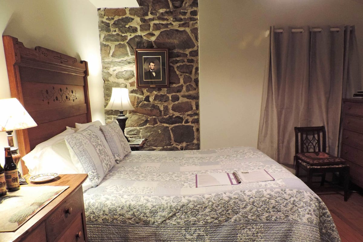 2nd Us Dragoons Room with 1 Queen and 1 Futon Sofa | 1 habitación, ropa de cama de alta calidad y camas con pillow-top