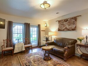 Premium bedding, pillow-top beds, iron/ironing board, free WiFi - Battlefield Bed & Breakfast Inn (Gettysburg)