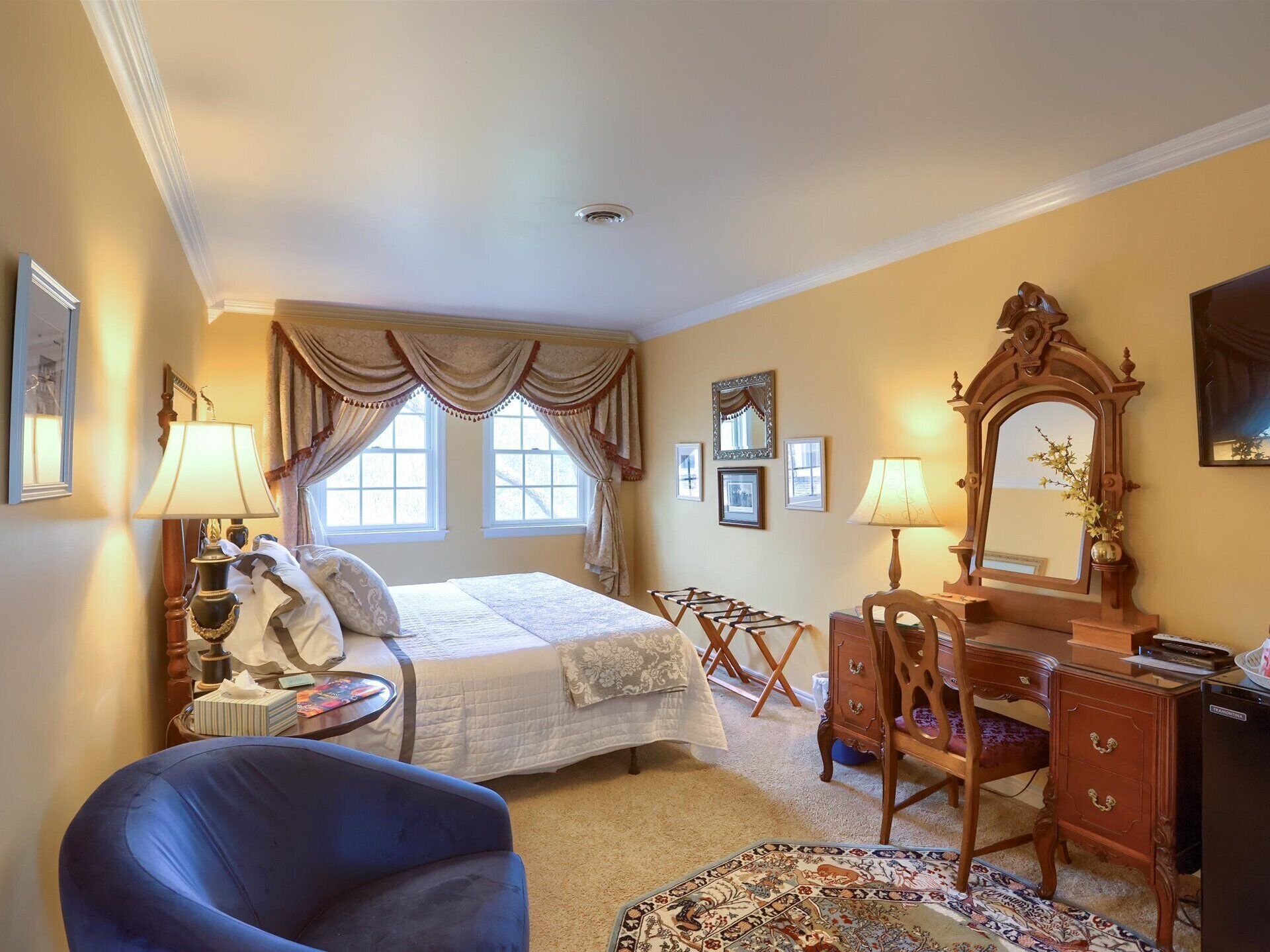 Rush's Lancers Room | Premium bedding, pillowtop beds, iron/ironing board, free WiFi