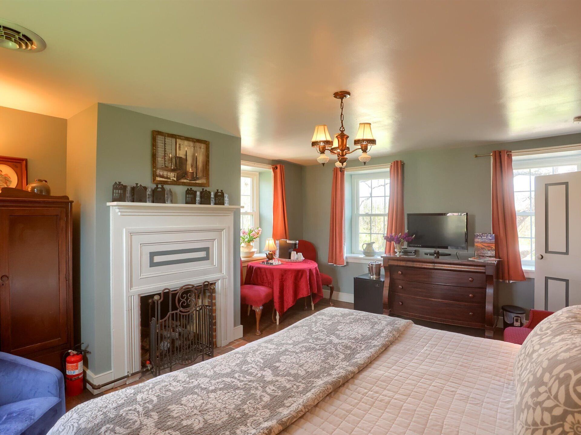 General Merritt's Suite | Premium bedding, pillowtop beds, iron/ironing board, free WiFi