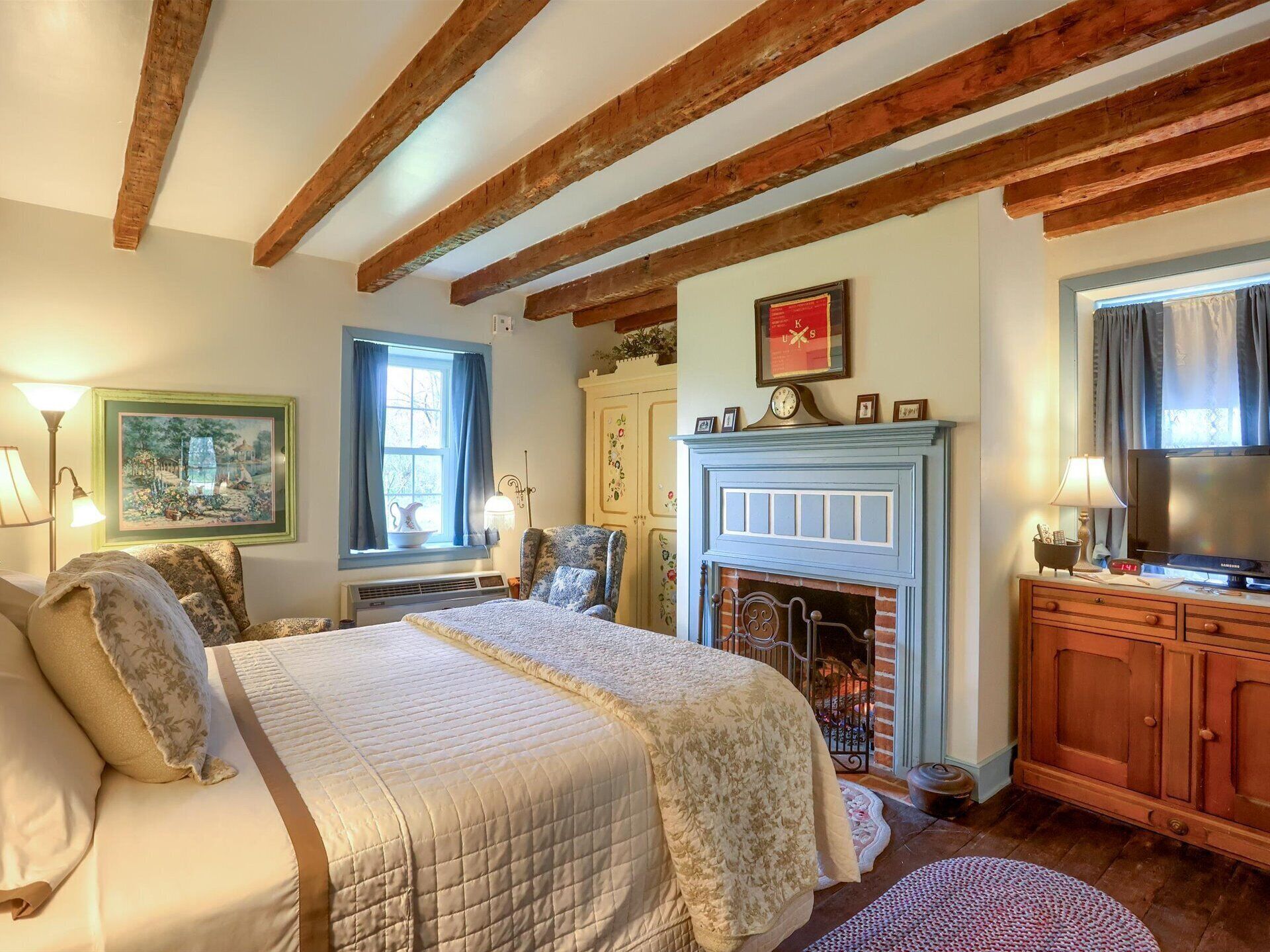 Graham's Artillery Room | Premium bedding, pillowtop beds, iron/ironing board, free WiFi