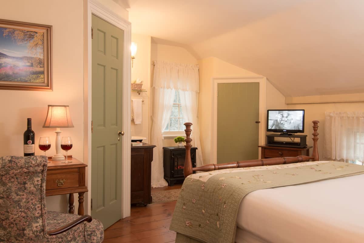 14 bedrooms, premium bedding, pillowtop beds, individually decorated