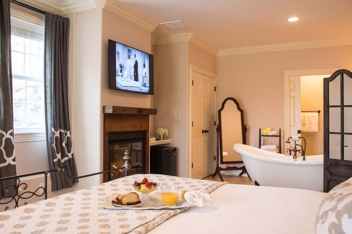 14 bedrooms, premium bedding, pillowtop beds, laptop workspace