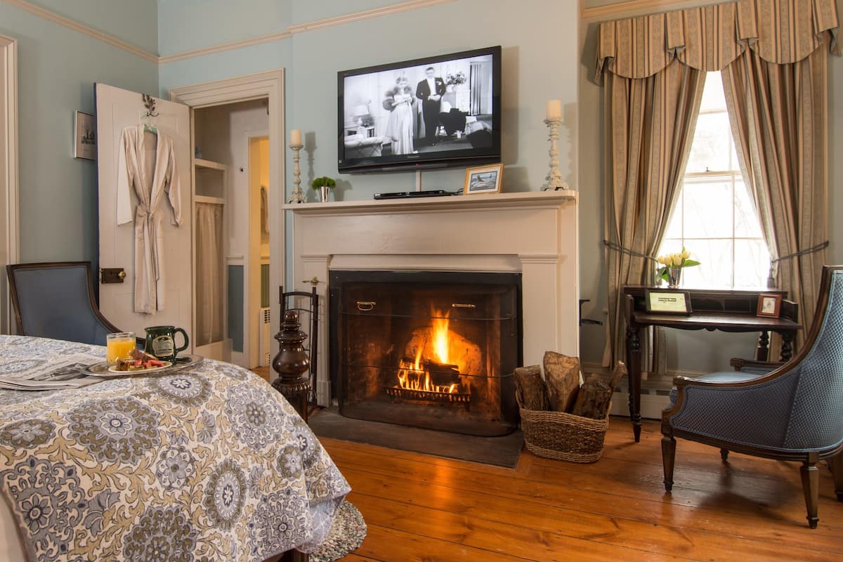 14 bedrooms, premium bedding, pillowtop beds, laptop workspace