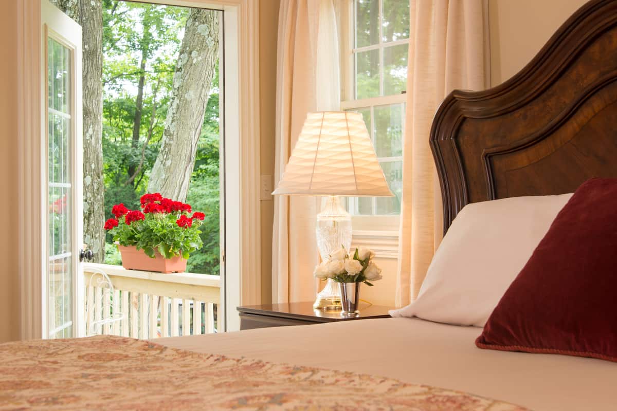 14 bedrooms, premium bedding, pillowtop beds, individually decorated