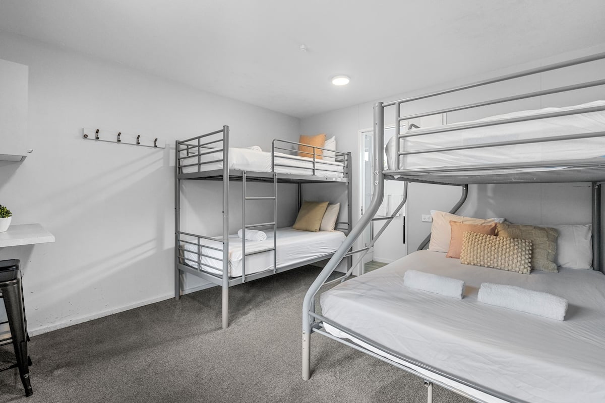 Lodge Room | 1 chambre, coffre-fort, accès au Wi-Fi (inclus), literie fournie