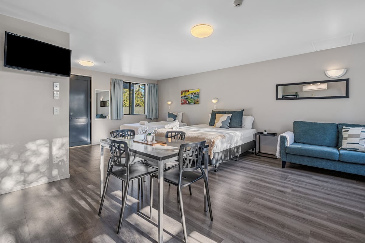 Motel Studio | Repas dans la chambre