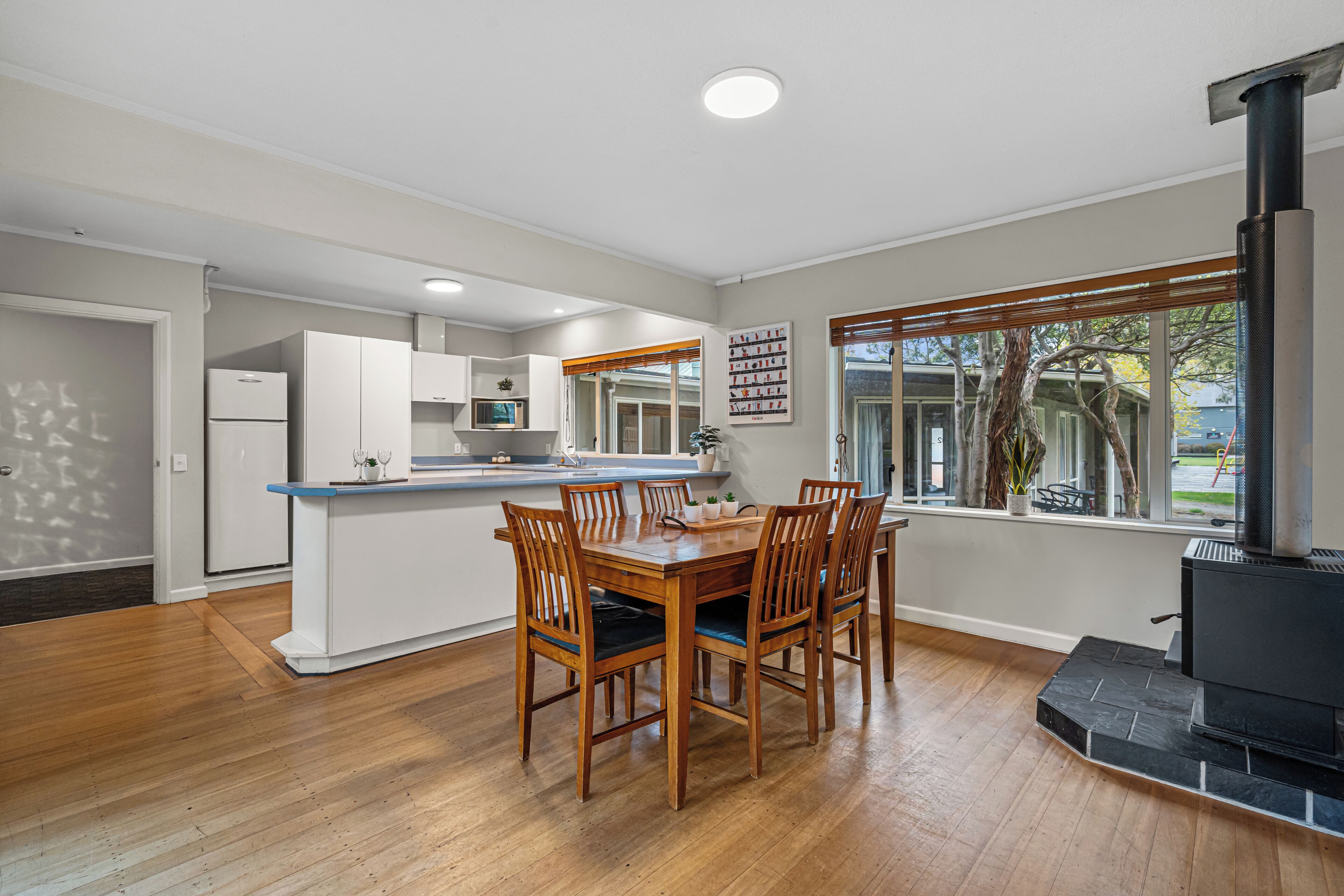 House - 4 Bedrooms | Essbereich im Zimmer