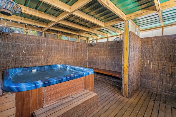 Indoor spa tub