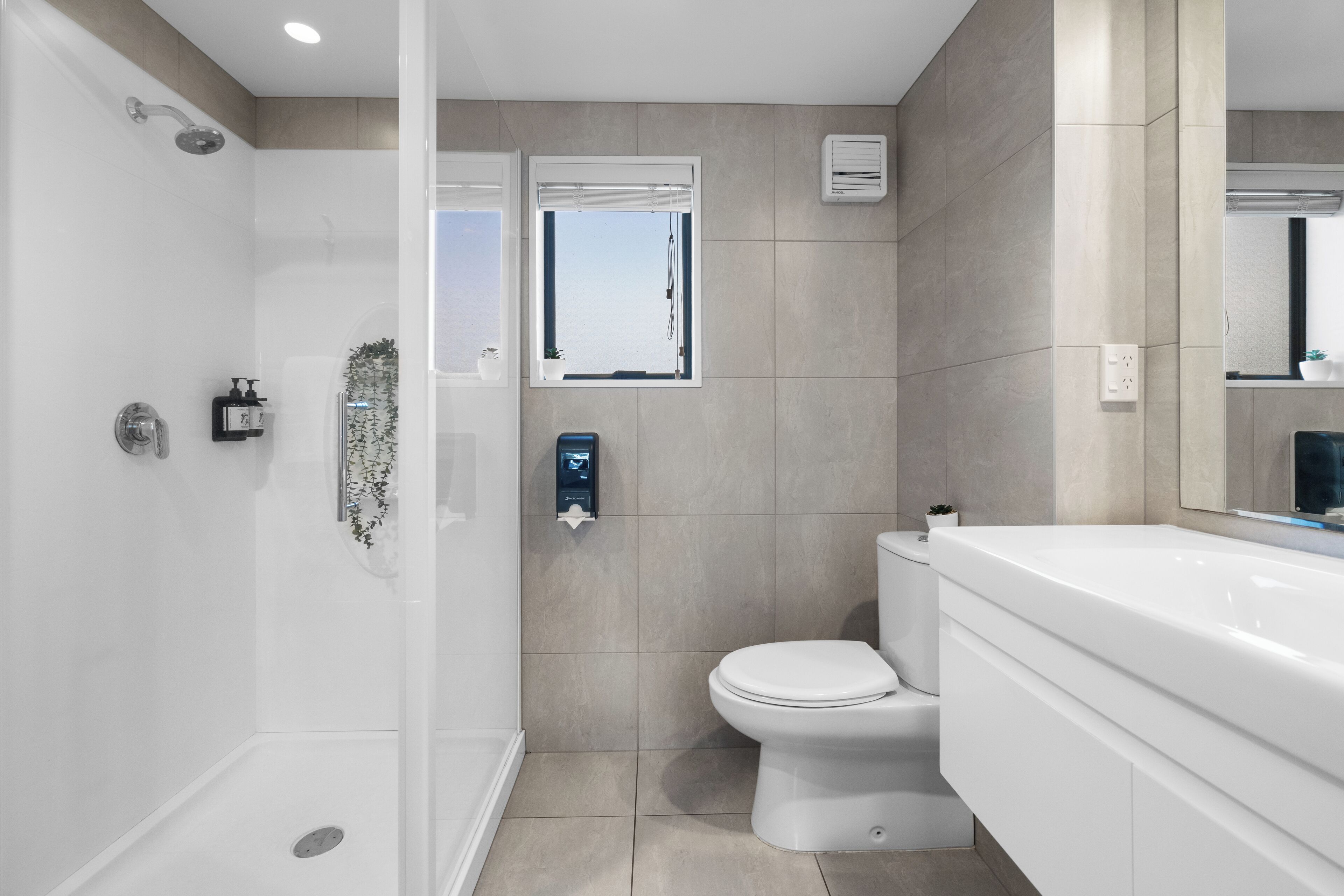 Un baño moderno con ducha, inodoro y bañera.