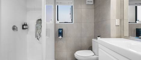 Un baño moderno con ducha, inodoro y bañera.