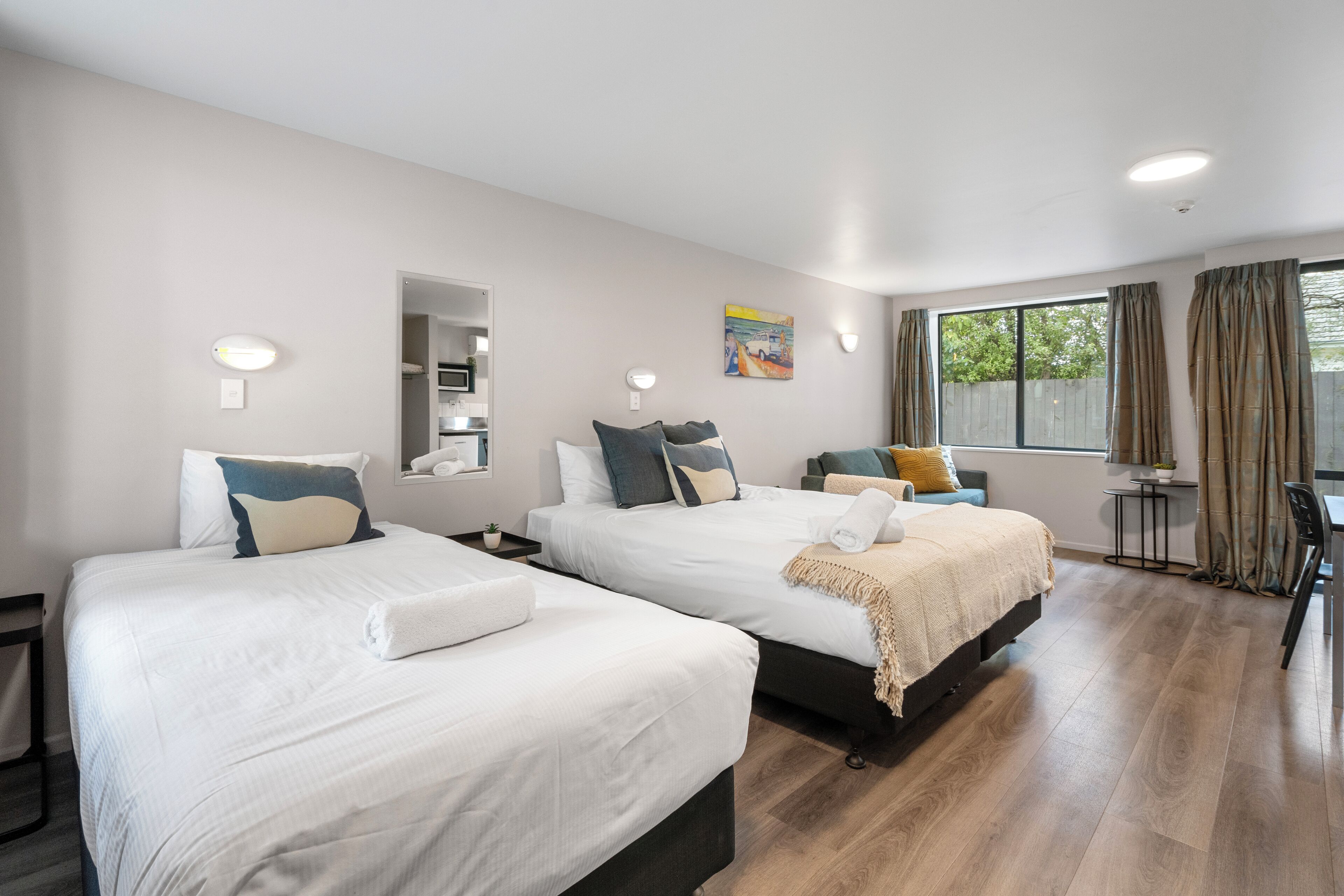 Estúdio econômico, barras de apoio para chuveiro | Cofres nos quartos, Wi-Fi de cortesia, roupa de cama