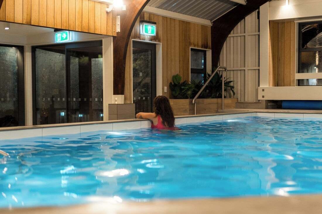 Kolam renang indoor